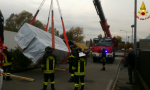 Camion ribaltato vigili del fuoco in azione FOTO