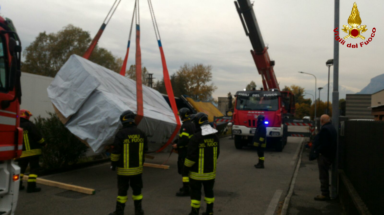 Camion ribaltato vigili del fuoco in azione FOTO