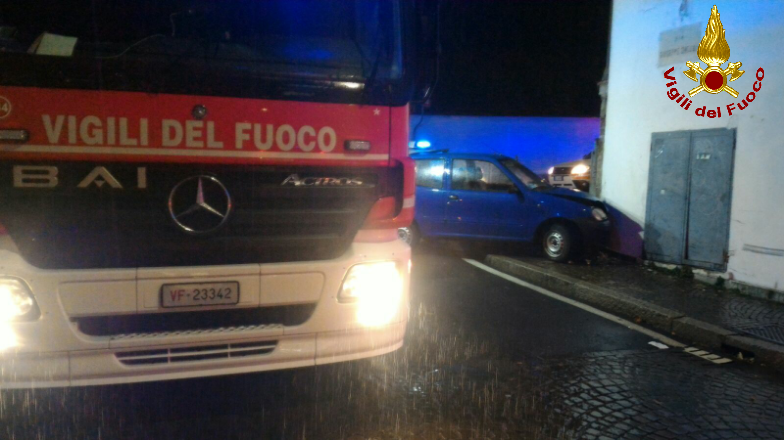 Auto contro muro ventenne in ospedale SIRENE DI NOTTE
