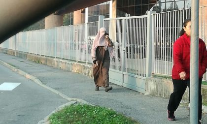 Donna in niqab davanti a scuola   LA FOTO