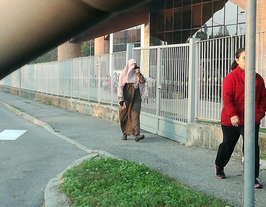 Donna in niqab davanti a scuola   LA FOTO