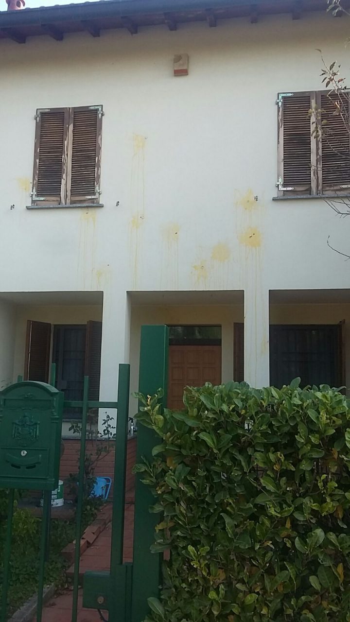 Uova marce lanciate dai vandali contro le case