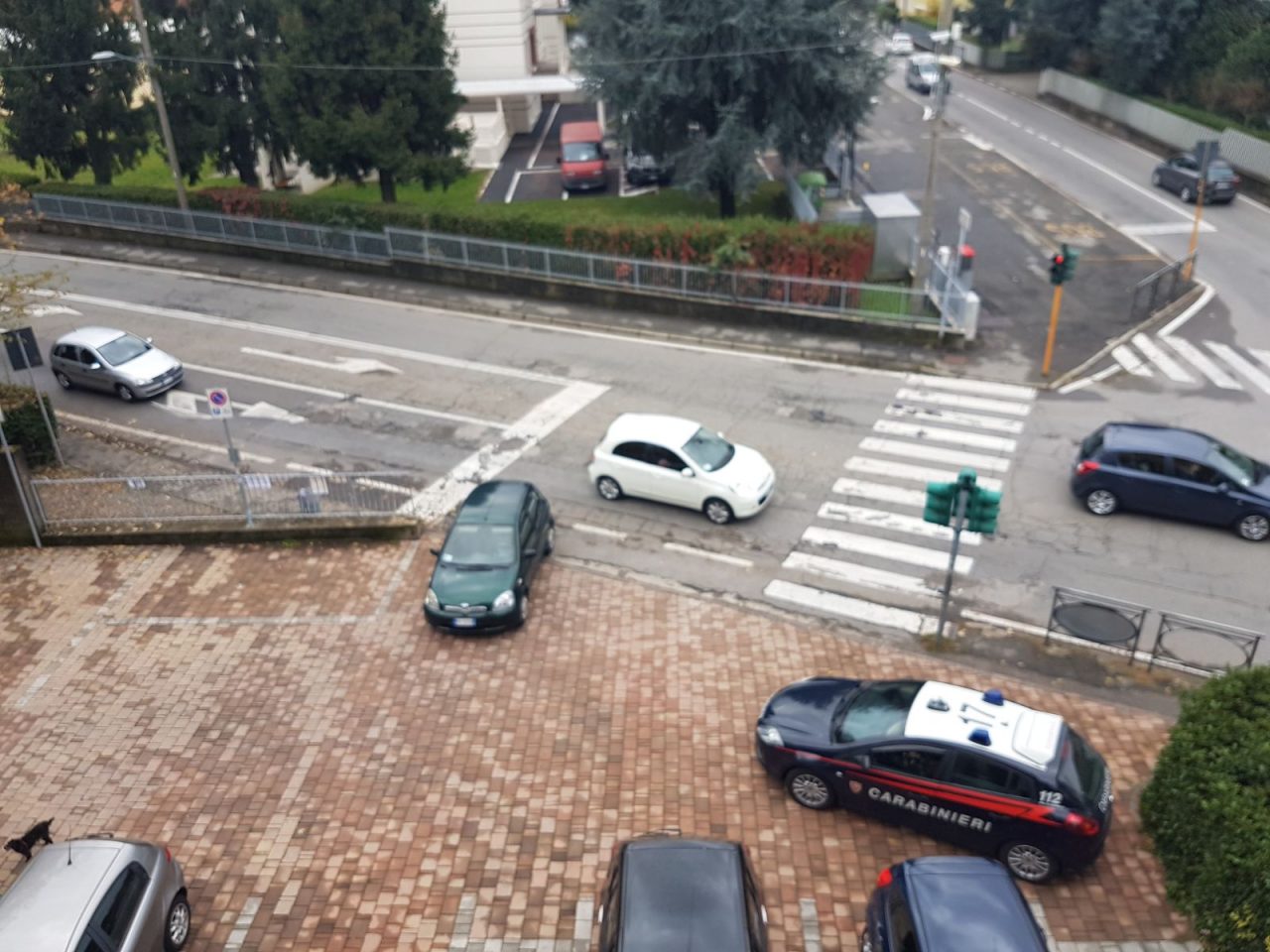 Auto senza freno a mano finisce in strada