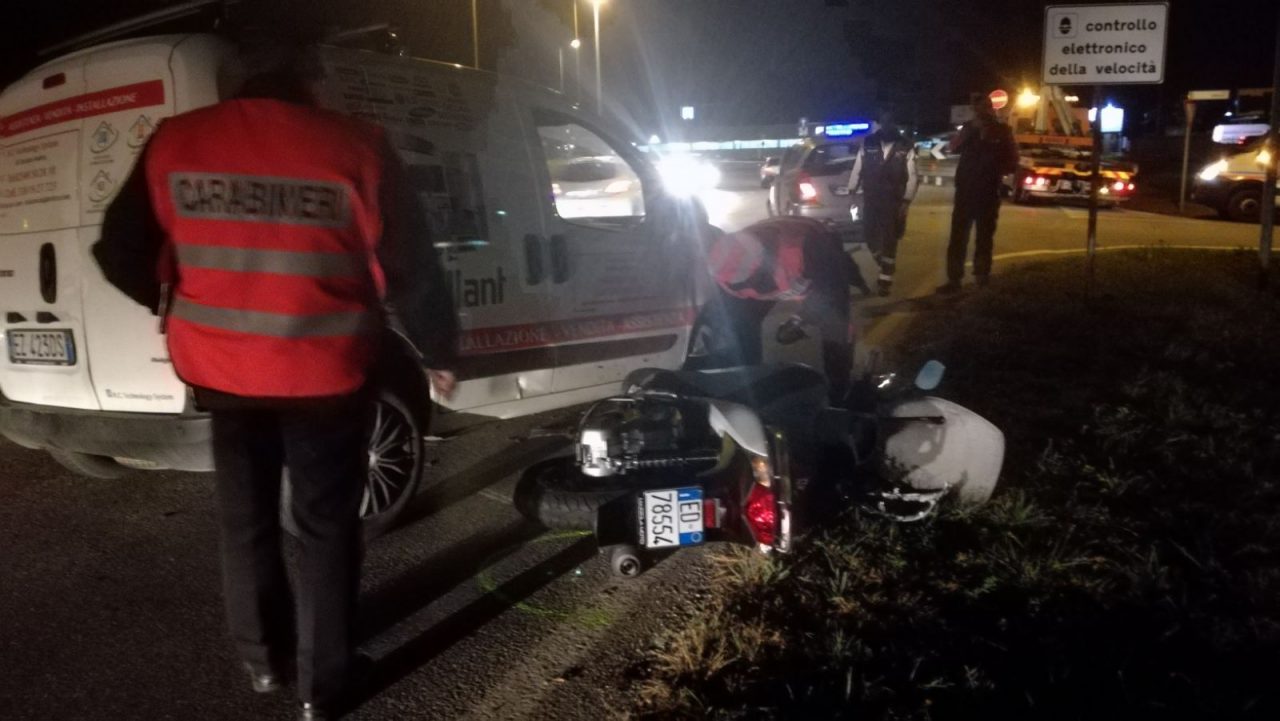 Incidente tra tre mezzi, tre in ospedale