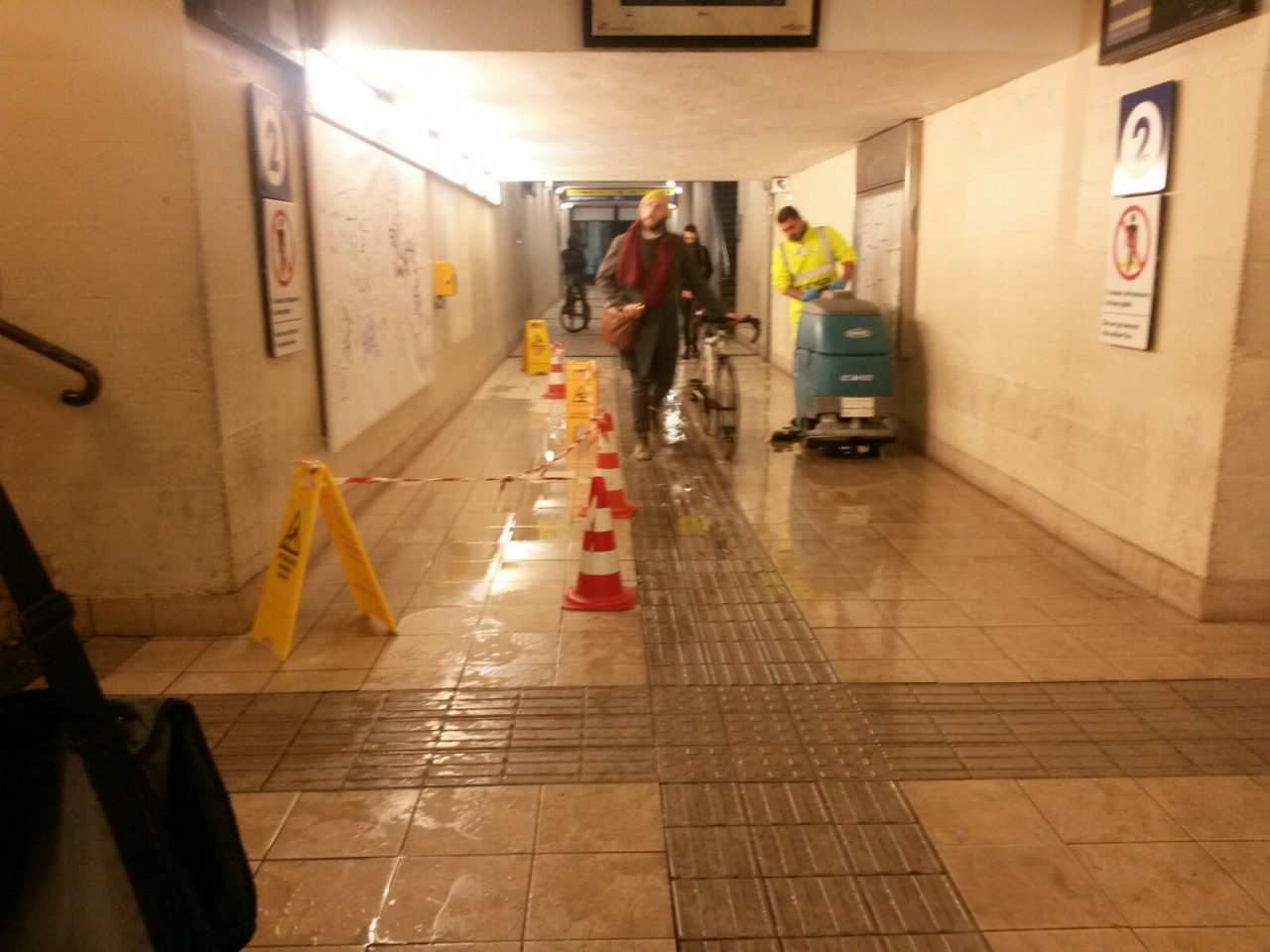Doccia gratis per i pendolari tubo rotto in stazione FOTO