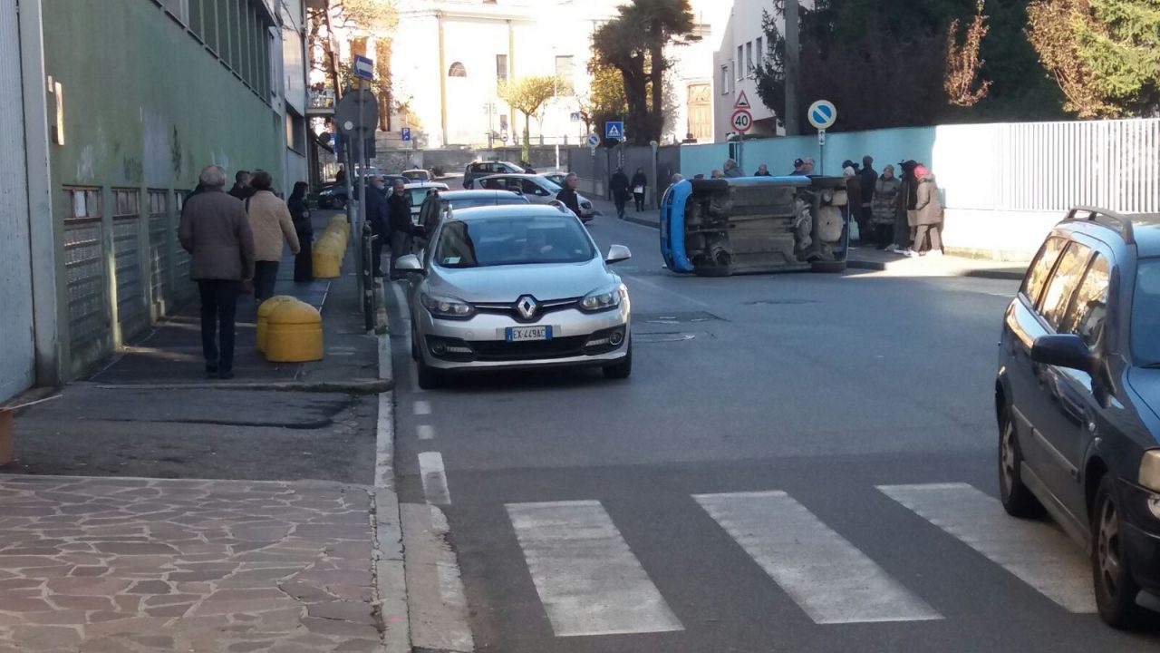 Auto ribaltata nel centro di Casatenovo