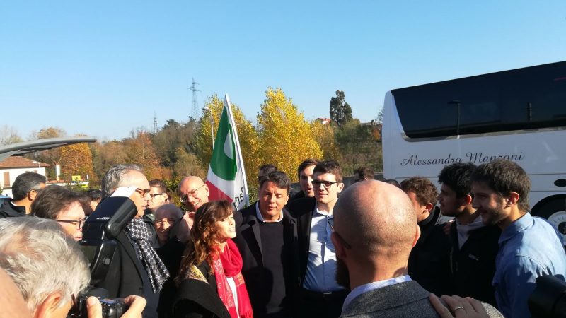 Renzi contestato in stazione a Cernusco VIDEO