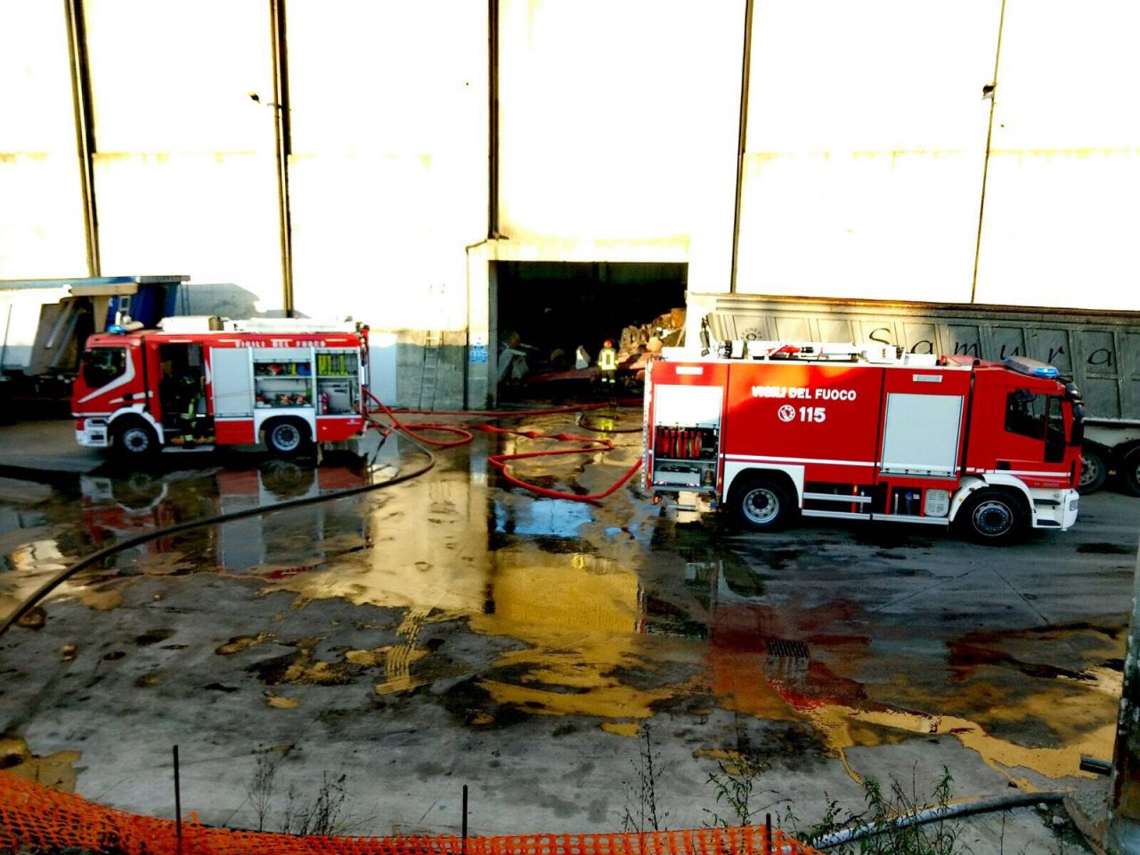 Incendio capannone nella zona industriale FOTO