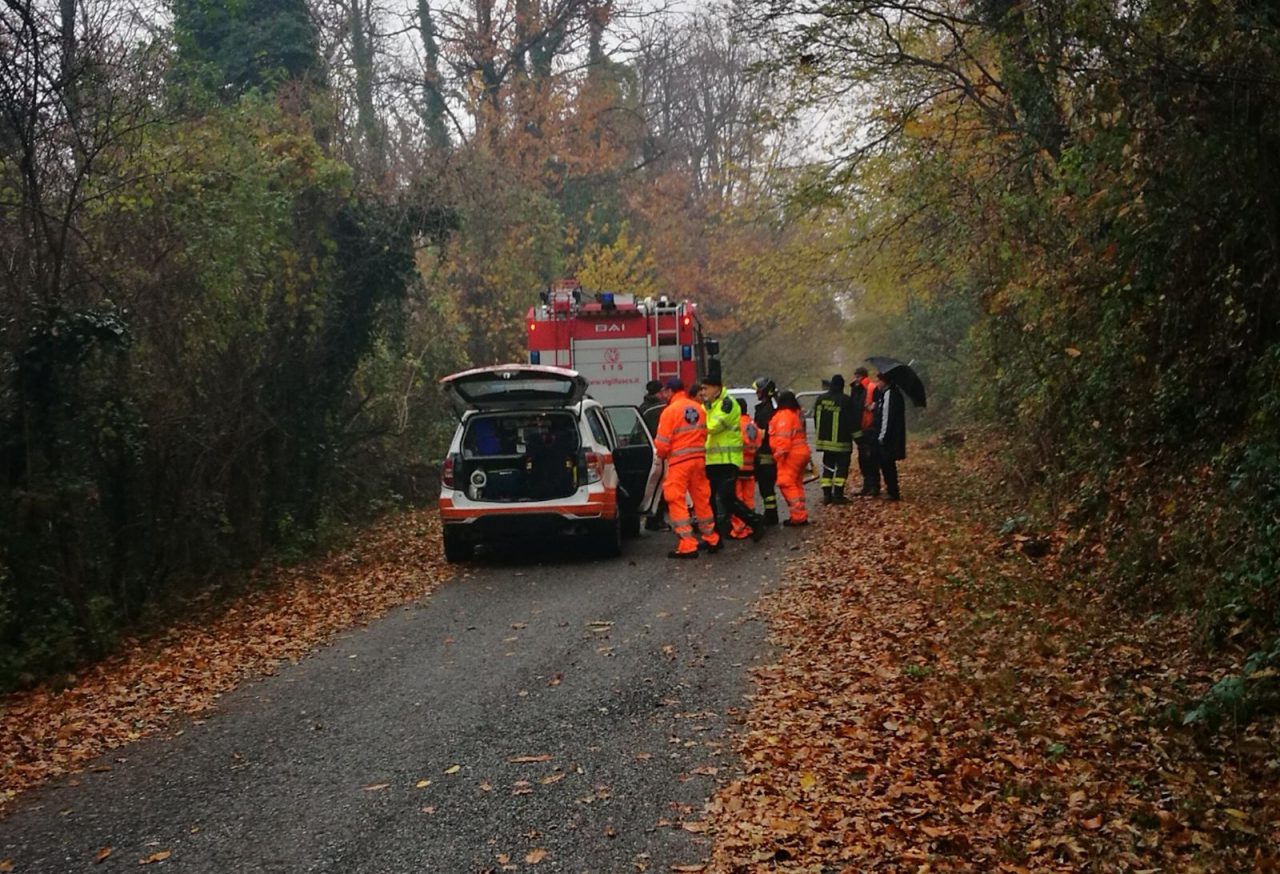 Giovane uomo soccorso in alta collina
