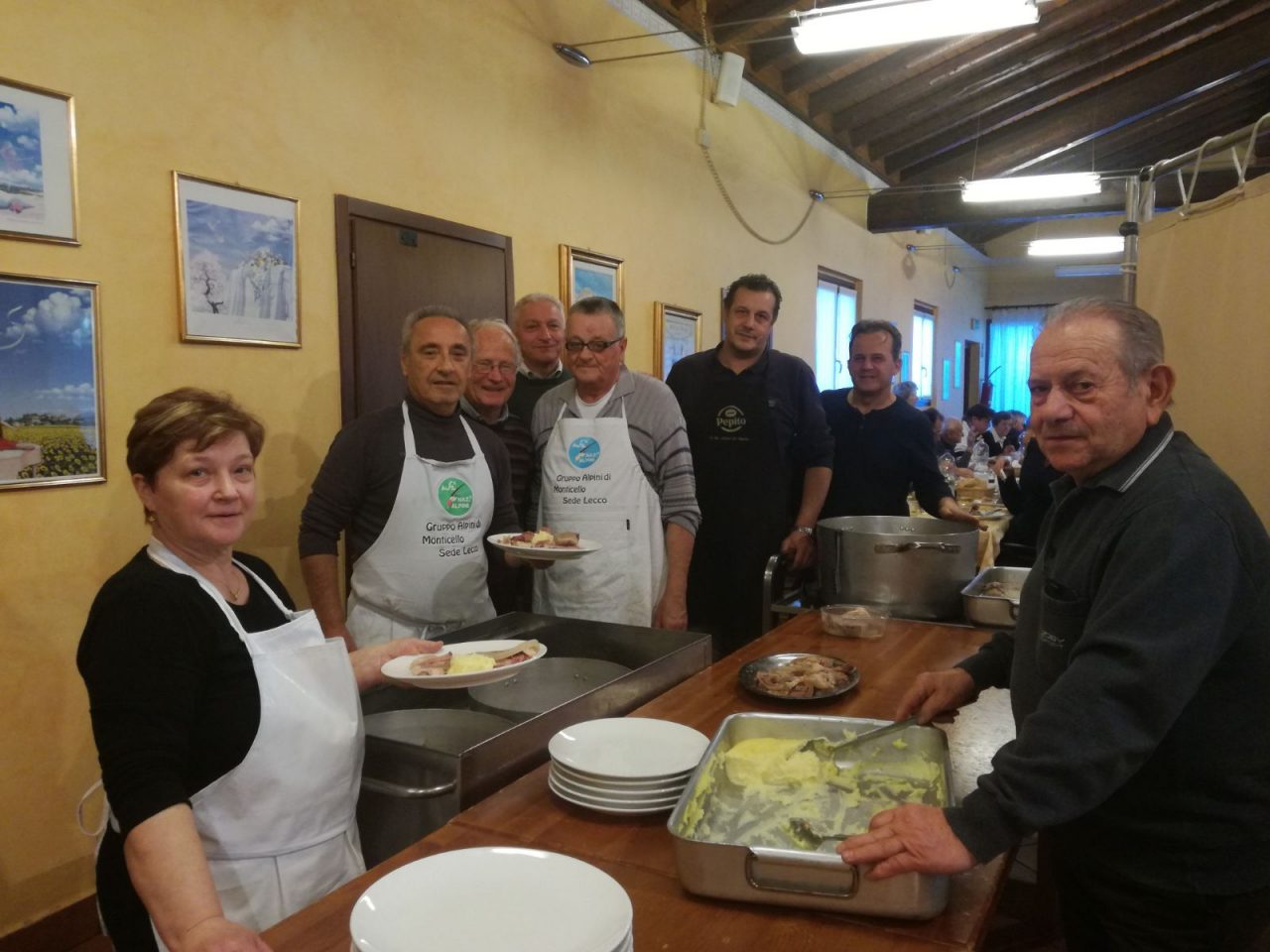 Alpini Monticello degustano i bolliti in baita FOTO