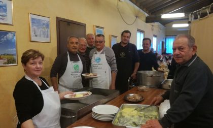 Alpini Monticello degustano i bolliti in baita FOTO