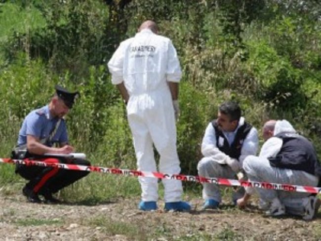 Cadavere in valigia nei boschi: è una faida mafiosa