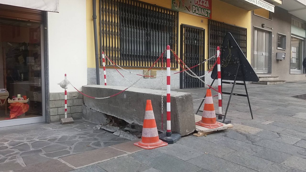 Distrugge un muretto dopo aver ritirato la pizza
