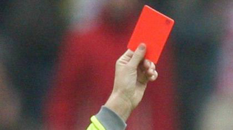 Calcio giovanile, spinge l’arbitro che sospende la gara I PROVVEDIMENTI