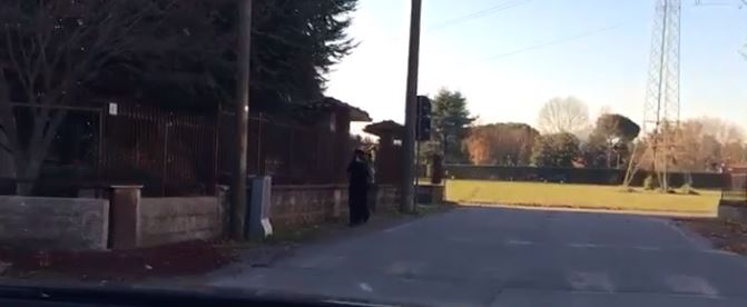 Donna in niqab  a Merate VIDEO