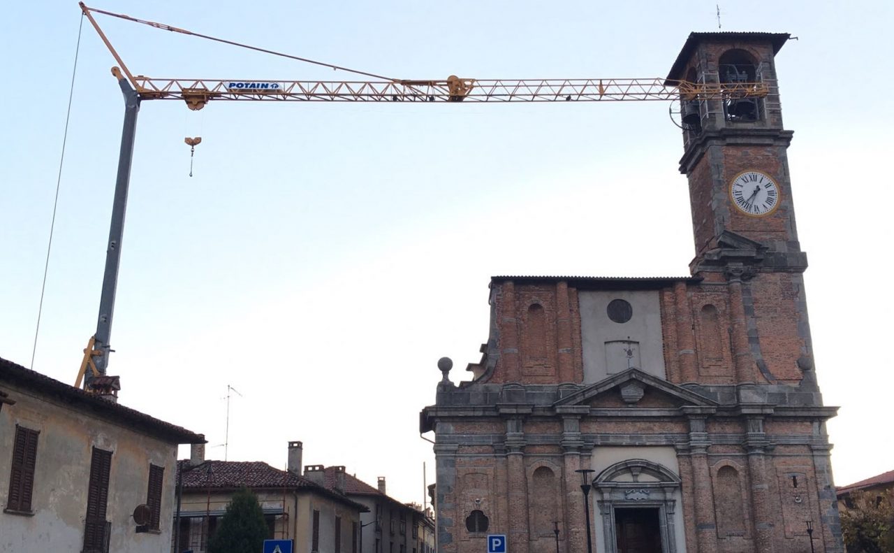 Gru minaccia la chiesa parrocchiale