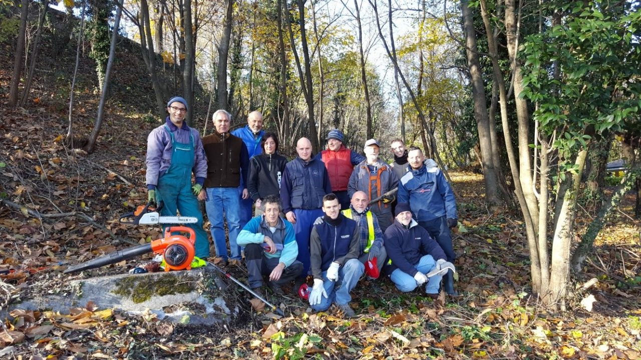 Gruppo ecologico al lavoro nei boschi FOTO