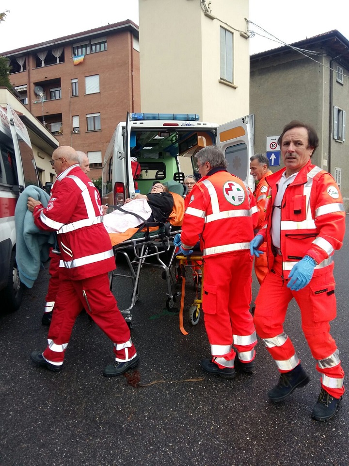 Aspetta 70 minuti l’ambulanza e 7 ore la visita al Pronto Soccorso