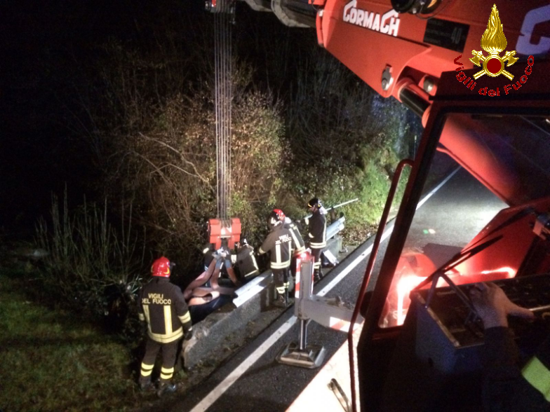 Misterioso incidente in Valsassina auto recuperata dai pompieri FOTO
