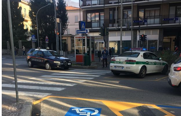 Cade bicchiere dal quarto piano bimbo di 4 anni ferito alla testa