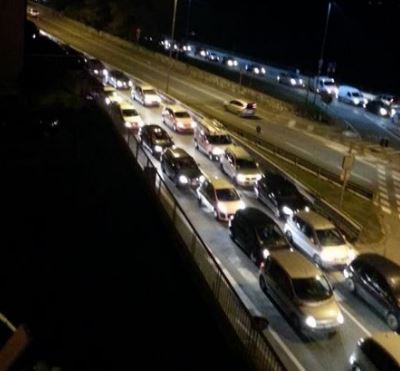 Camion bloccato tra i due ponti traffico in tilt FOTO