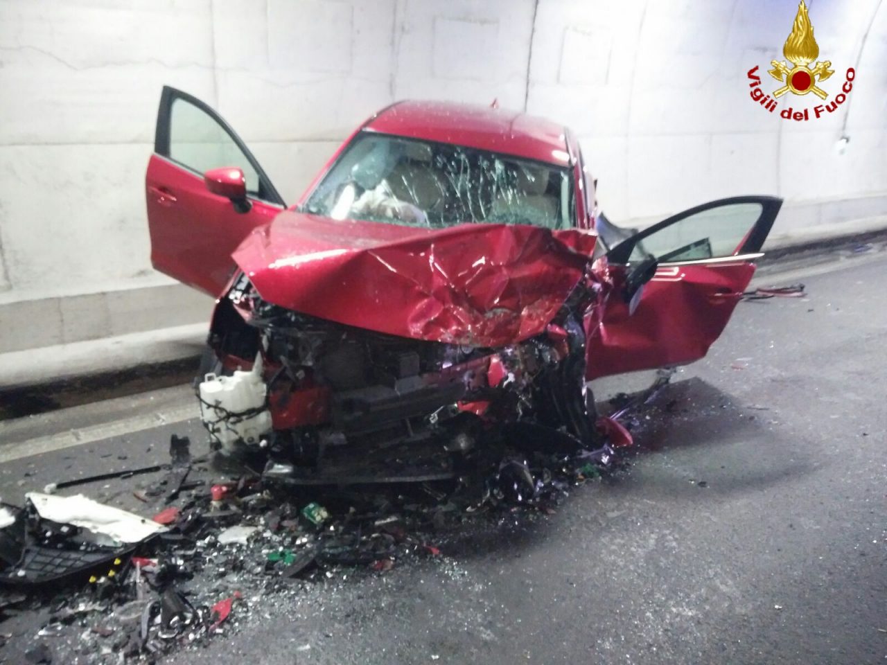 Incidente in galleria: automobilisti estratti dalle lamiere