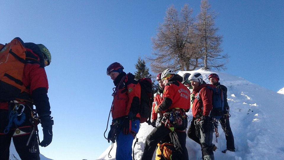 Cade in ciaspolata e si spacca una spalla