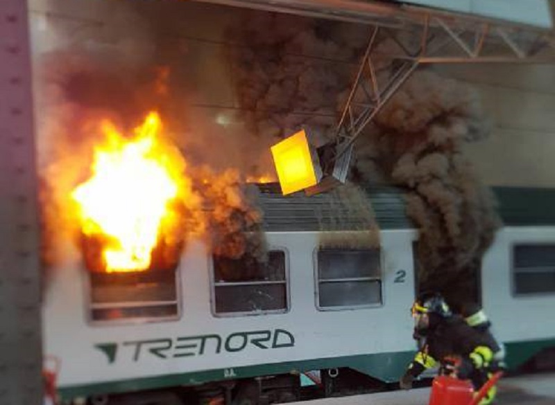 Brucia il treno per Lecco in Centrale VIDEO