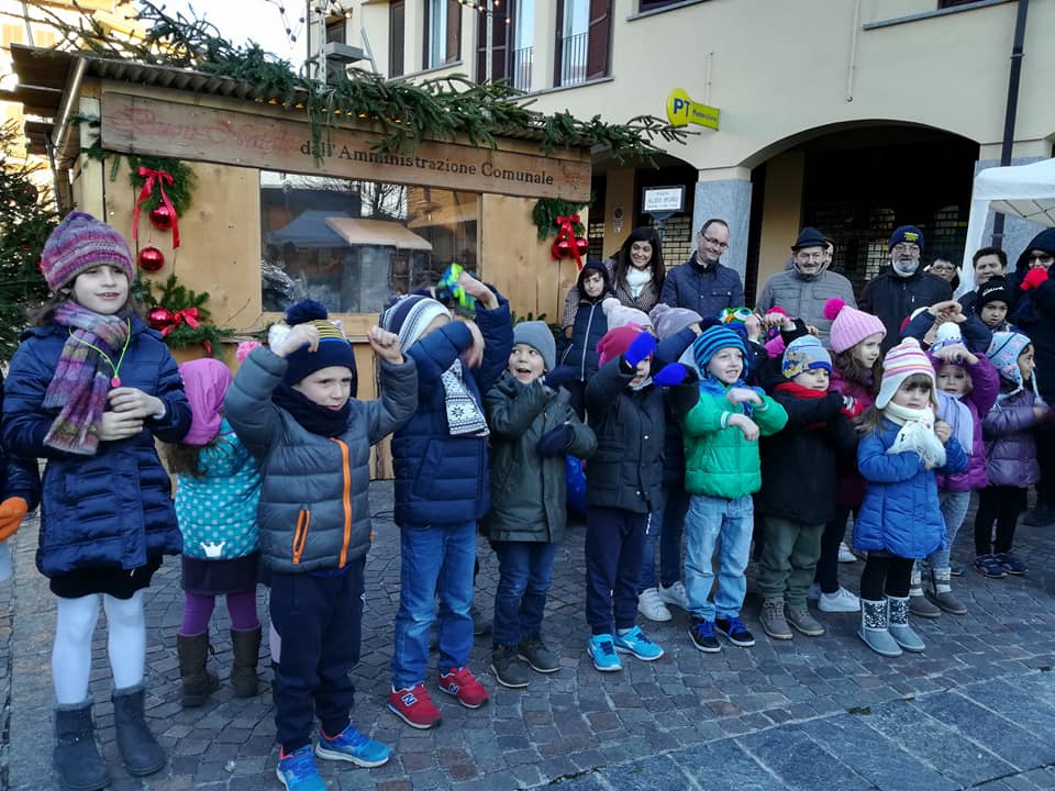 Bambini della materna cantano ai mercatini VIDEO