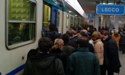 Incredibile ancora un guasto al passaggio a livello, treni pure oggi in ritardo