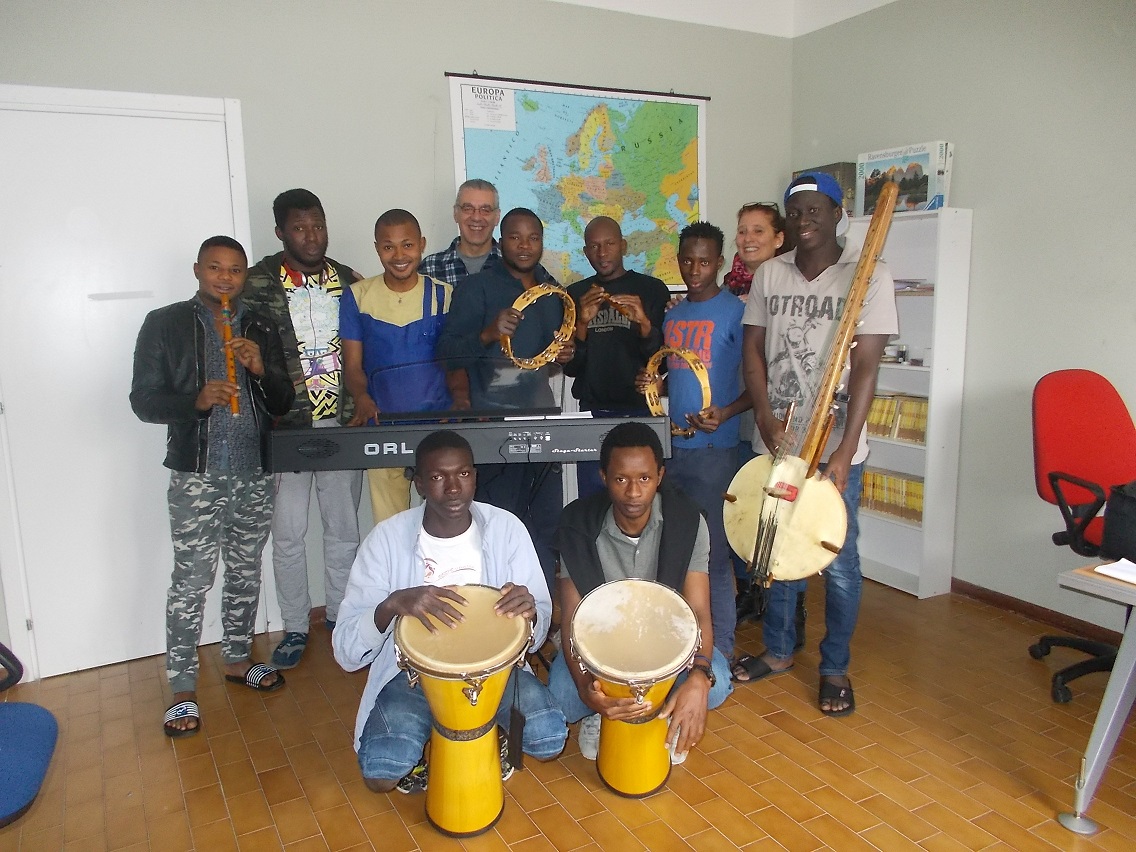 I migranti del Ferrhotel suonano alla chiesa del Caleotto