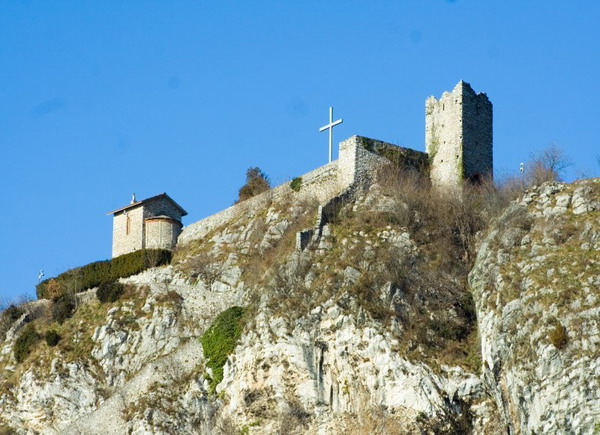 Dopo i vandalismi torna la luce al Castello dell’Innominato