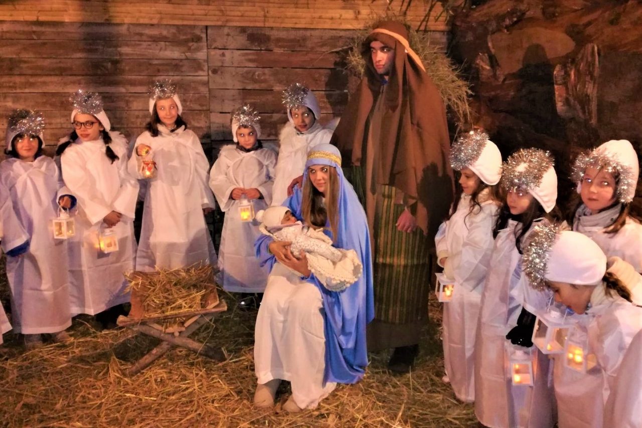 Il presepe vivente emoziona la notte di Natale a Novate FOTO