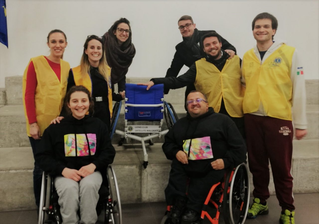 Lions Club dona una sedia a rotelle per far giocare i bimbi disabili a tennis FOTO