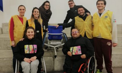 Lions Club dona una sedia a rotelle per far giocare i bimbi disabili a tennis FOTO