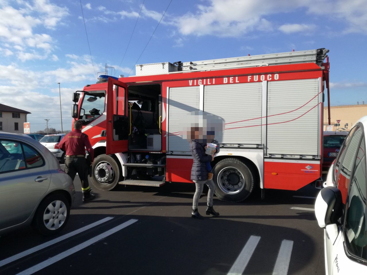 Bimbo chiuso in auto salvato da un vigilante