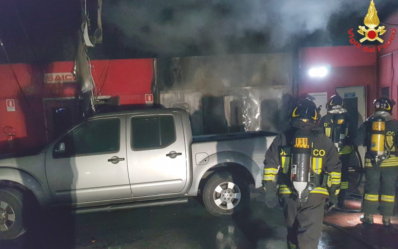 Vigili del Fuoco spengono l’incendio in carrozzeria