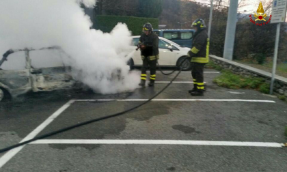 Auto in fiamme i pompieri domano l'incendio