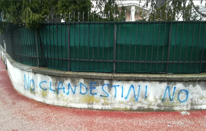 Profughi a Lomagna: il malcontento arriva sui muri