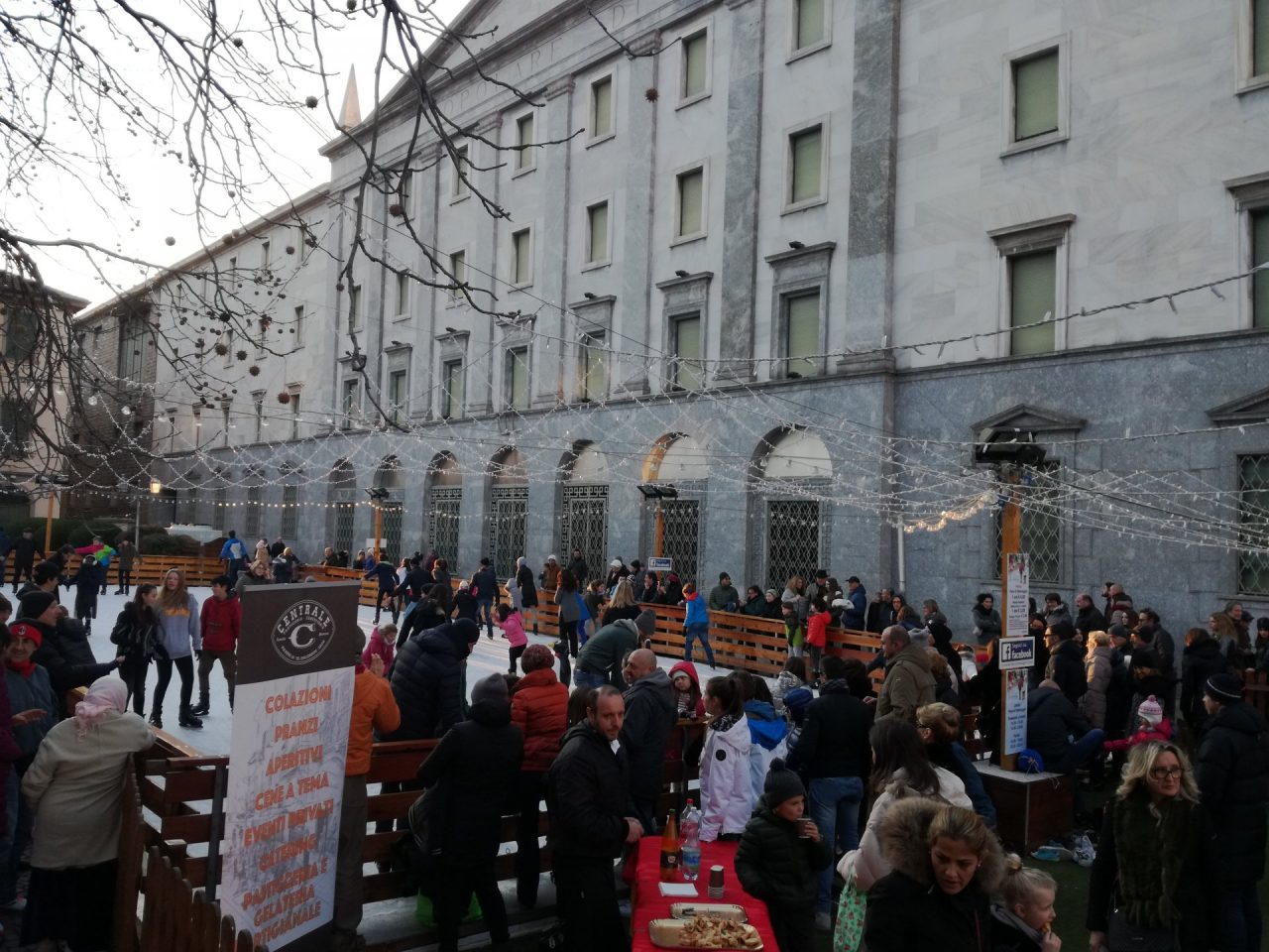 Città affollata per lo shopping di Natale