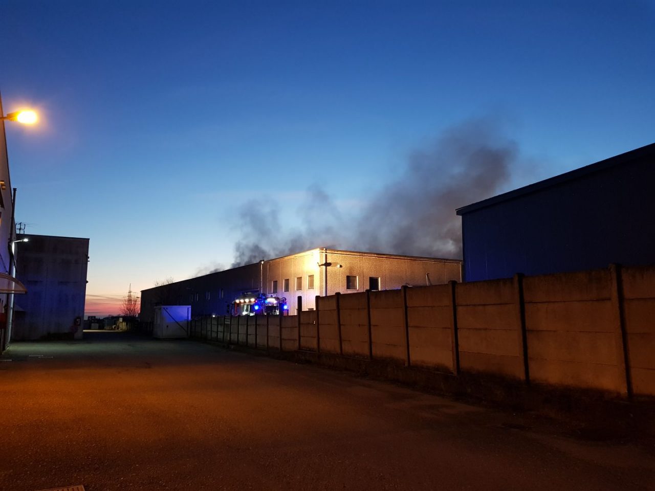Incendio capannone a Verderio VIDEO