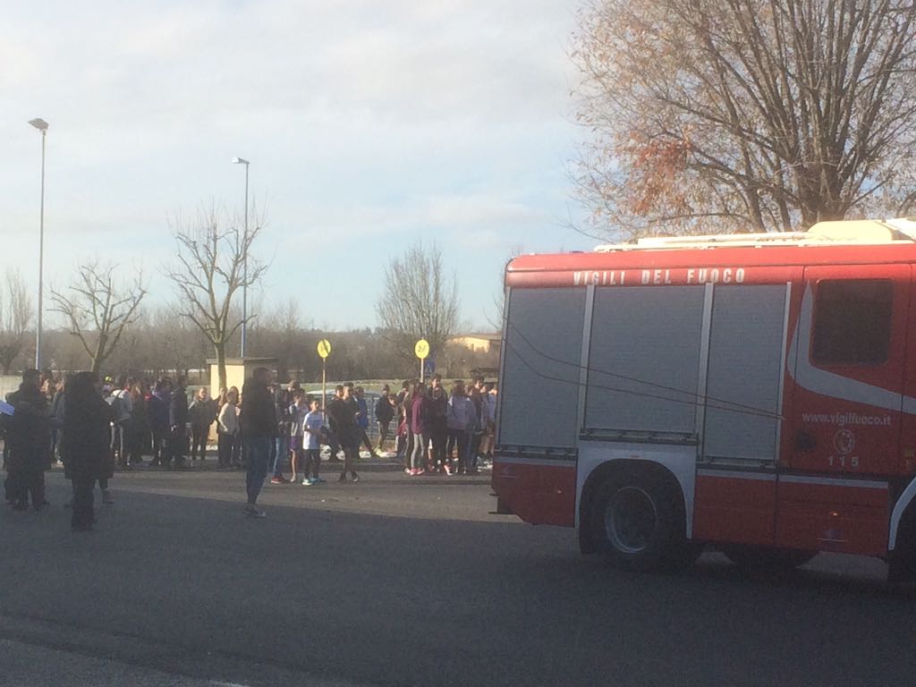 Allarme per una fuga di gas a scuola istituto evacuato FOTO