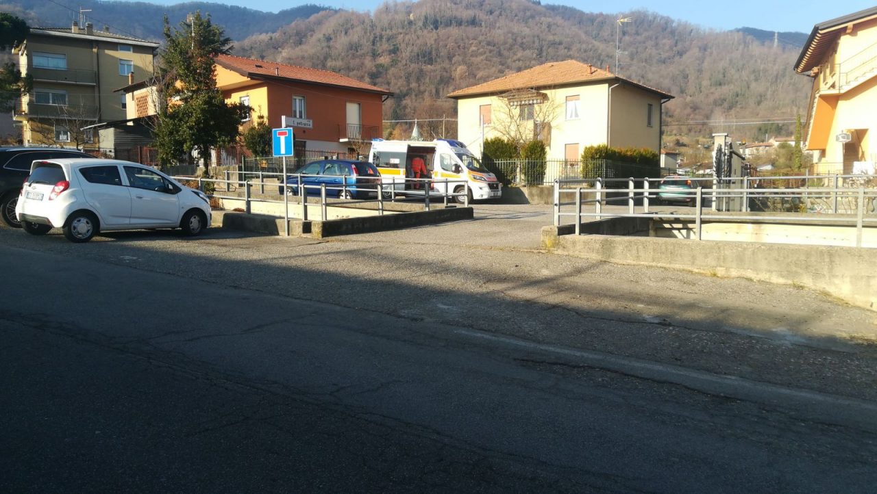 Cade in casa donna soccorsa da pompieri e sanitari