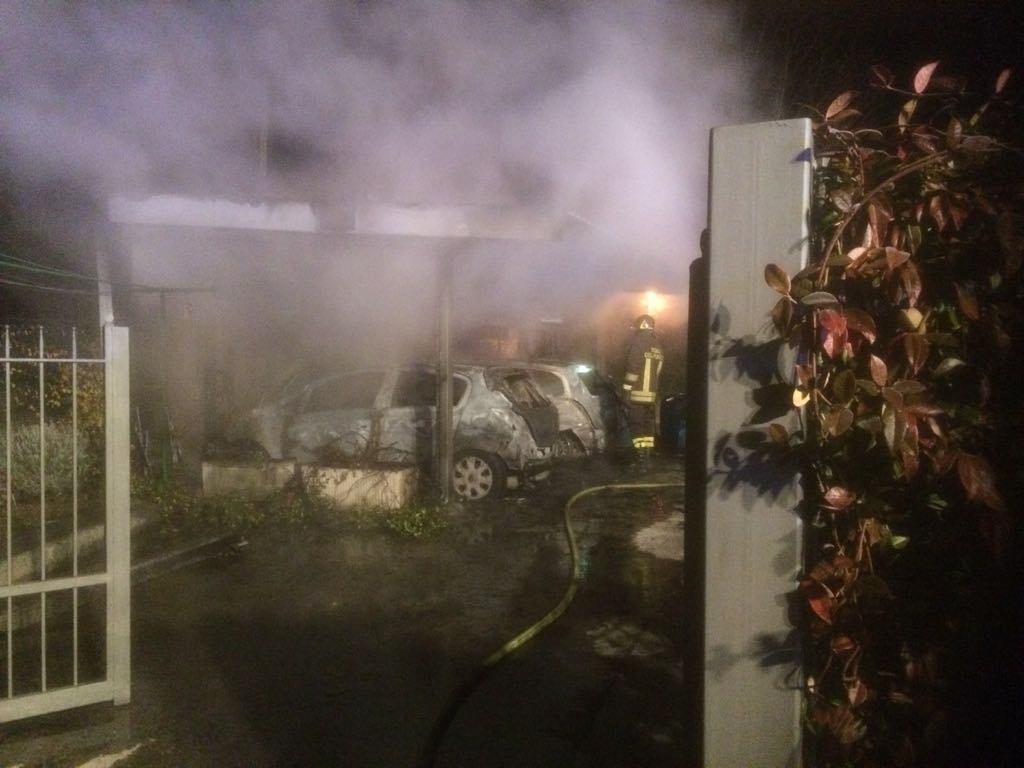 Incendio notturno distrugge due auto
