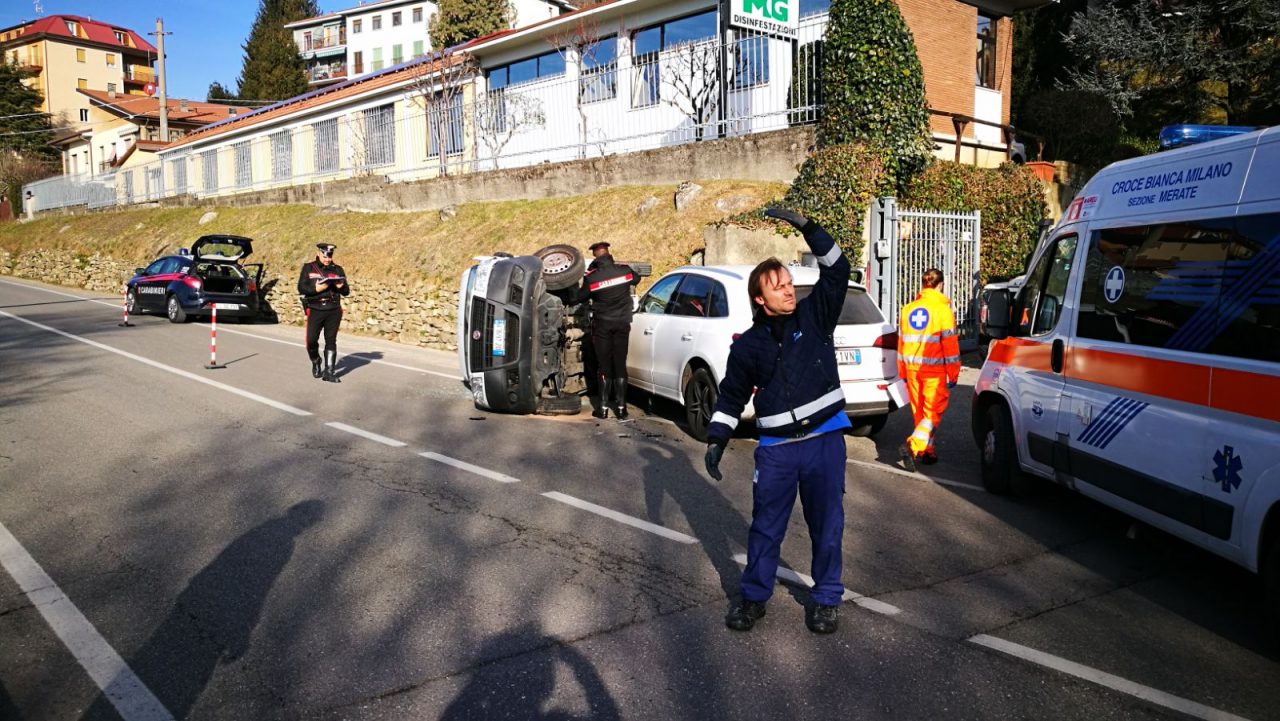 Incidente a Missaglia, furgone ribaltato  in via Giovanni XXIII VIDEO