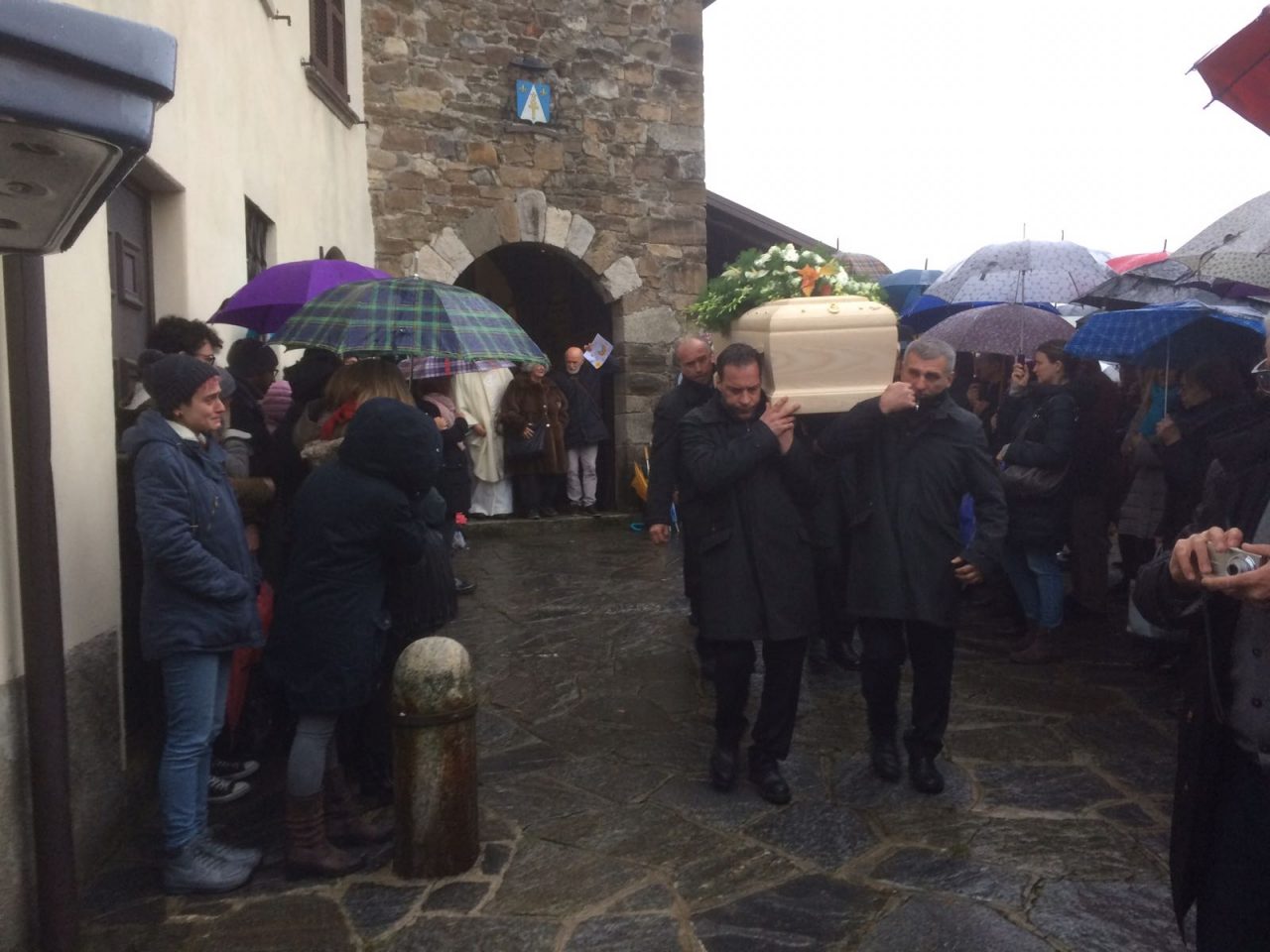 A Calolzio il funerale di Amarilli: “Sempre attenti alla guida, facciamolo per lei”