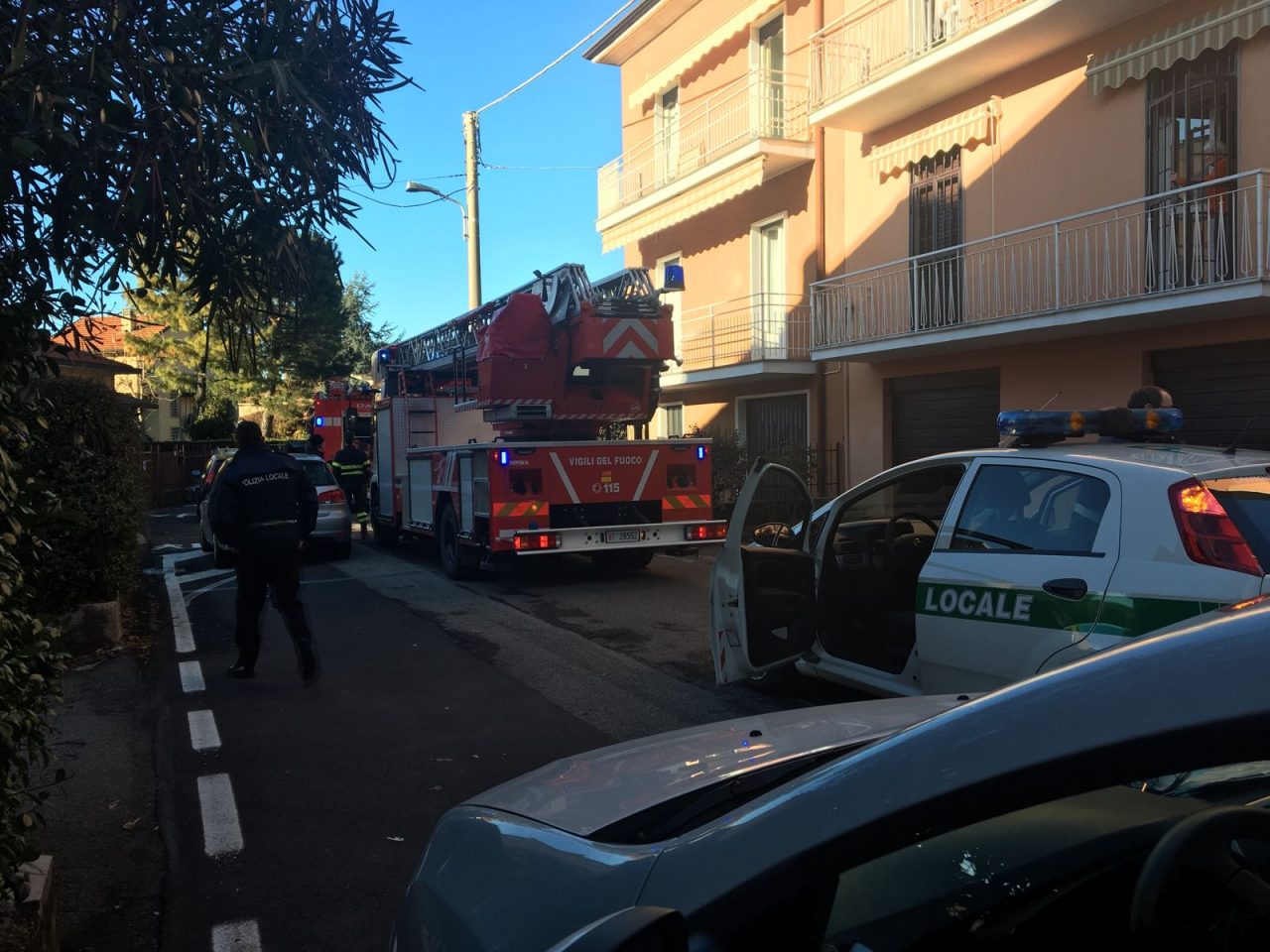 Incendio canna fumaria, maxi spiegamento di mezzi FOTO e VIDEO