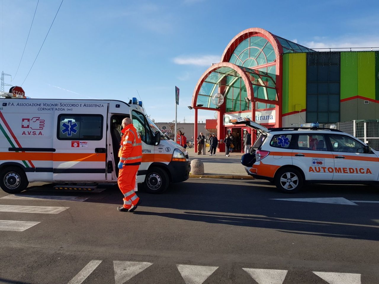 Malore davanti al supermercato 44enne in ospedale