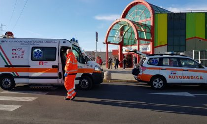 Malore davanti al supermercato 44enne in ospedale