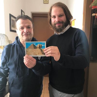 Alessio punta al Guinness con le sue 57mila cartoline